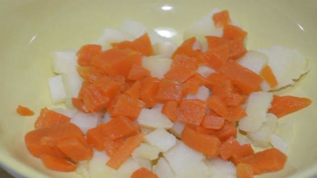 Постный  салат с  маринованным кабачком и зеленым горошком