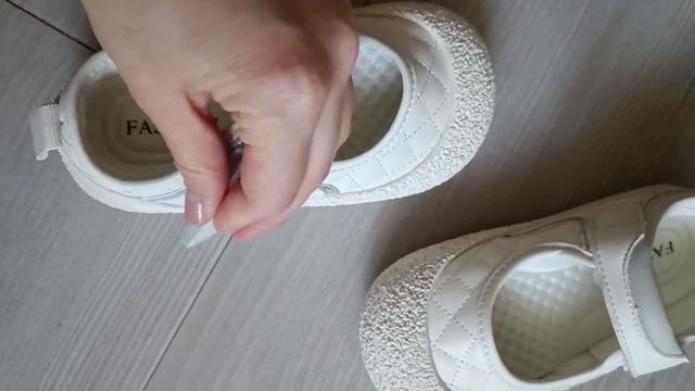 белые босоножки