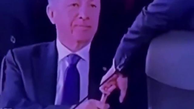 Уроки доминирования от Эрдогана  Макрон попытался положить свою руку на руку Эрдогана, но презид...