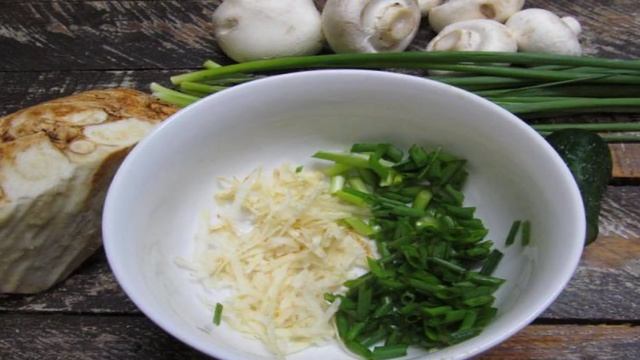 Грибной салат с яйцом и корнем сельдерея