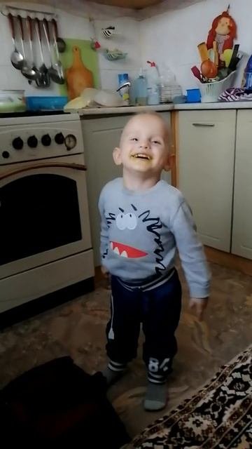 Ребёнок съел конфетку и смешинка в рот попала😂 говорит слово писька 😂