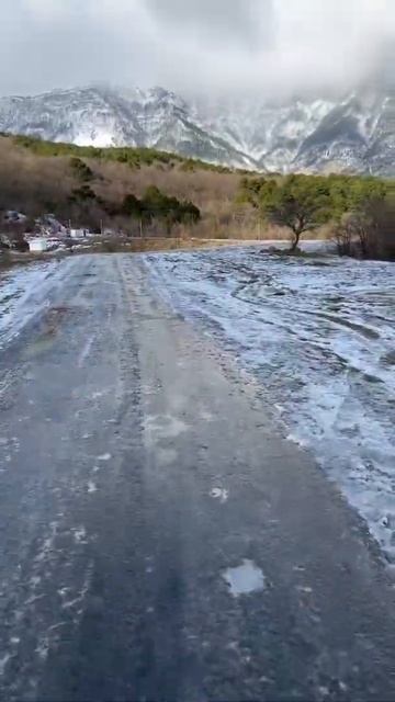 Заснеженные Крымские горы