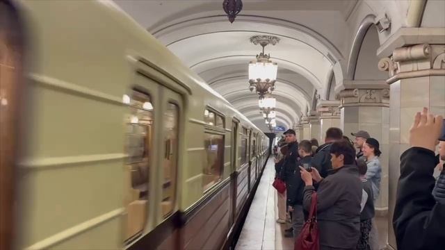 🚇На кольцевой линии метро проходит парад поездов🚇