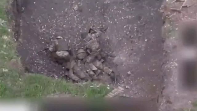 Российские бойцы во время штурма окопов противника, взяли в плен нескольких хохлов !!!