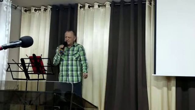 Мне видны пятна на тропе. Поёт брат Вальдемар.