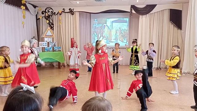 Руслан со своей группой в детском саду. Праздник Респу