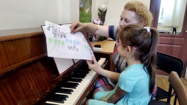 Песенка "Дятел" с Амирой, 5 лет