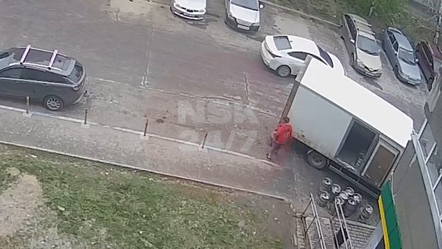 Мужик из Новосибирска в пятницу украл кегу пива — сейчас его разыскивает полиция
