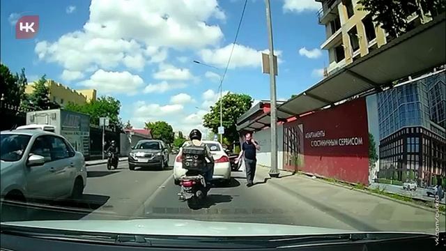В Краснодаре курьер очень спешил с доставкой и жёстко въехал в автомобиль на улице Аэродромной..