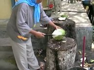 Подготовка кокоса перед подачей на стол. Малайзия, 2008 год.