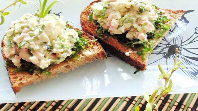 Тосты с ржаным хлебом и черемшой