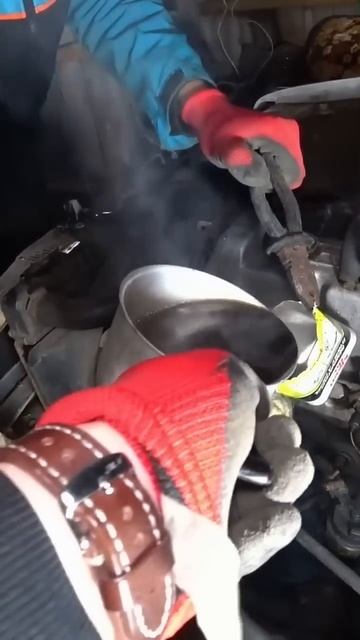 TG: nexpertGM Как мы заливаем масло в мотор! #shorts #оживление #automobile #юмор
