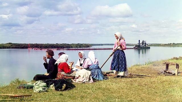 Свадебные песни и костюмы затопленного села Крохино (?