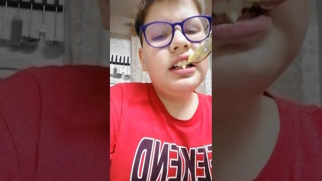 Пробую еду зелёнова цвета