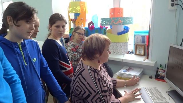 Работа с компьютером на занятии, тема "Портрет в нацио?