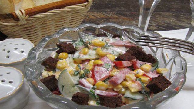 Мясной салат с овощами кукурузой и ржаными сухариками