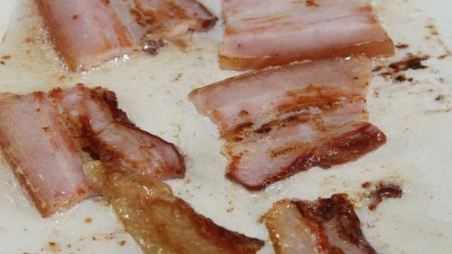 Тосты с жареным беконом и свежими овощами