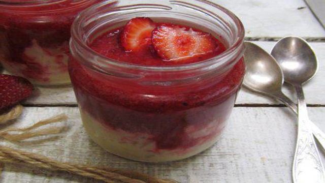 Десерт из клубники с розмарином