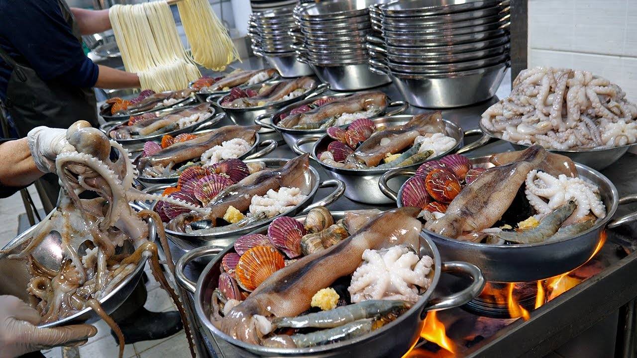 10 тонн продаётся каждый месяц?! Безумно вкусная лапша с морепродуктами - Корейская уличная еда