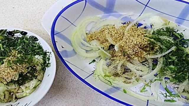 Хек запеченный с грецкими орехами и луком