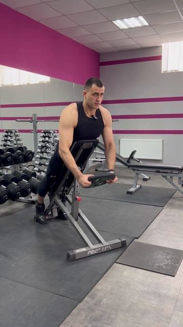 ПОДЪЕМ ПЕРЕД СОБОЙ ЛЁЖА НА ЛАВКЕ ГРУДЬЮ ПОД УГЛОМ 45 ГР?
