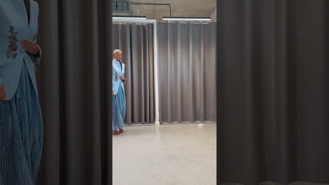 Дизайнерскую женскую одежду бренда Alexander McQueen демонст?
