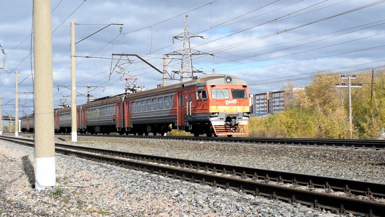 Электропоезд ЭД9Т-0019 с приветливой бригадой.