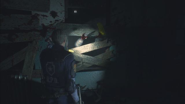 RE 2 Remake. Зомби ломится в заколоченное окно