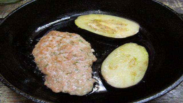 Бургер из баклажана с еврейским салатом