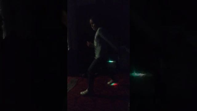 Танцую в светящихся кроссовках
