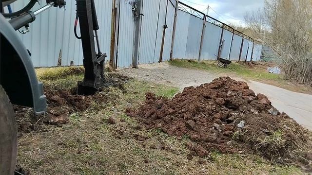 минипогрузчик экскаватор. Выкапываю под блок для откатных ворот
