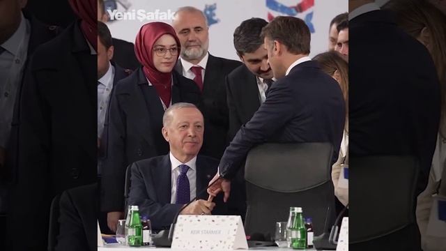 Неловкое рукопожатие Эрдогана и Макрона стало роликом дня
