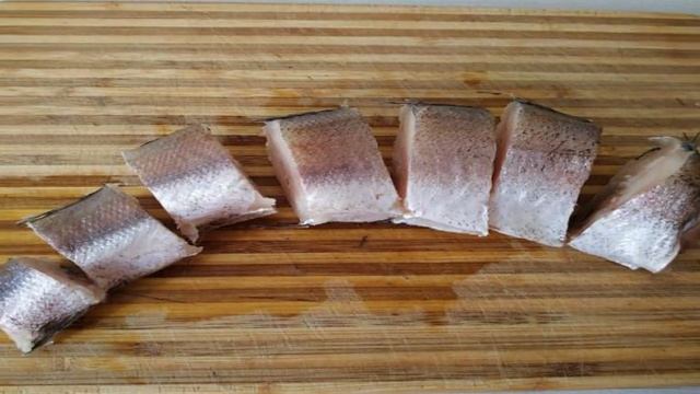 Хек запеченный с картофелем в соусе сацебели