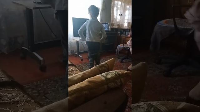 Костик одевается на улицу video-2025-05-17_21_45_58