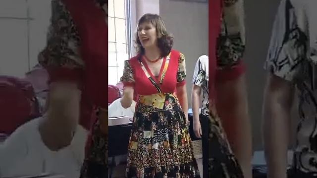 Надену яркое платье и мир пойду украшать я