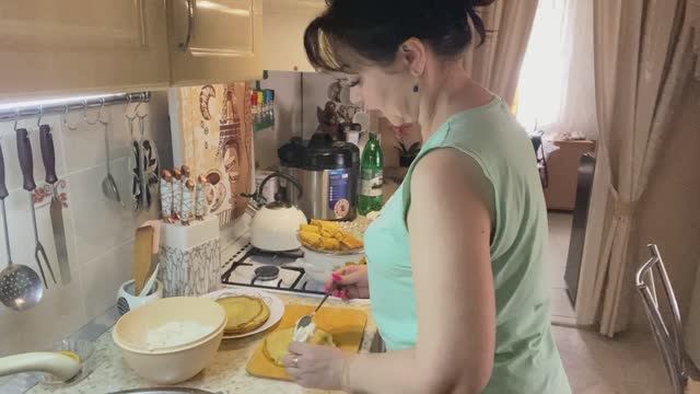 🥞 НА КУХНЕ со мной  НАЖАРИЛА БЛИНОВ  накрутила с ТВОРОГОМ  ✔️домашний влог болтовлог
