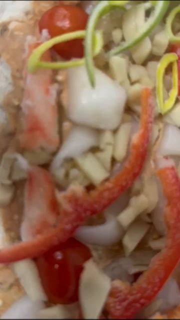 пиццы из морепродуктов в соусе Том Ям с крабом