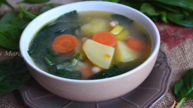 Легкий овощной суп со свежим шпинатом