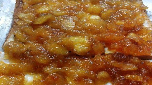 Хлебный пудинг с творогом и яблочным джемом.