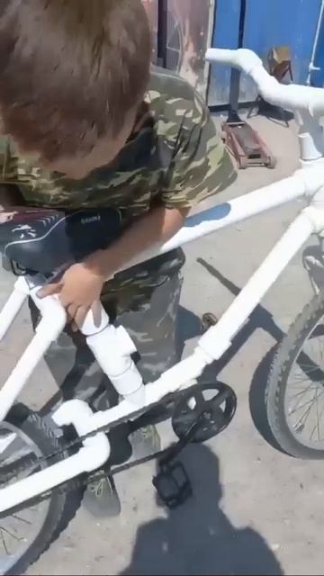 Подросток из Казахстана проявил свои творческие способности, самостоятельно сделав велосипед из п...