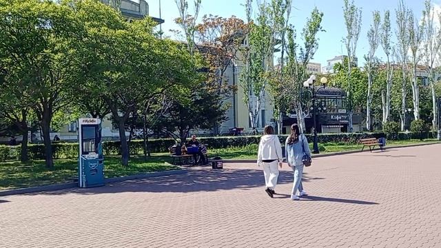 Крым, весная, май, атмосфера на набержной в Феодосии, поют Окуджаву