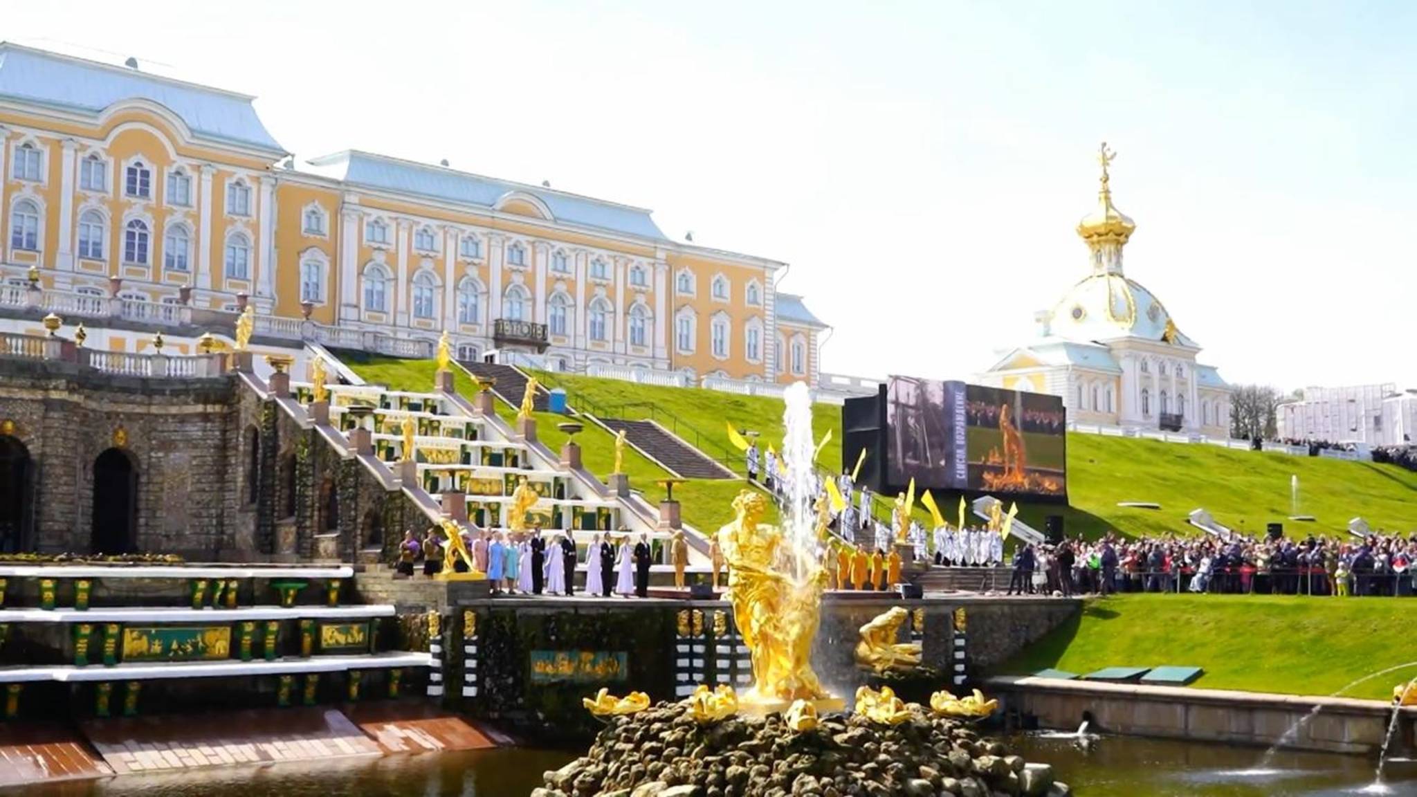 Тысячи гостей посетили Весенний праздник фонтанов в Петергофе