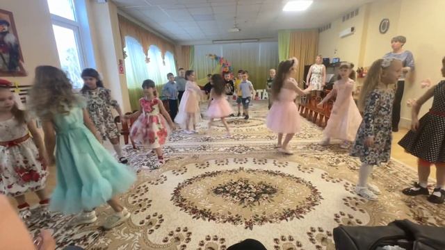 Выход девочек на 8 марта в детском саду