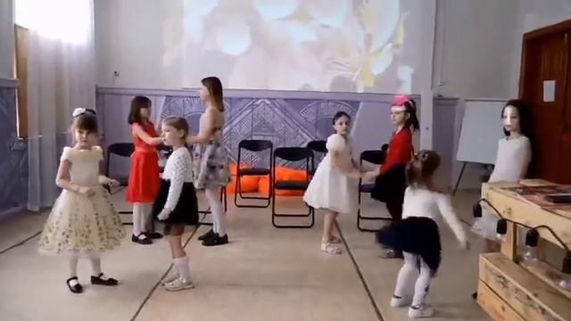 дочка моя сзади в белом платье