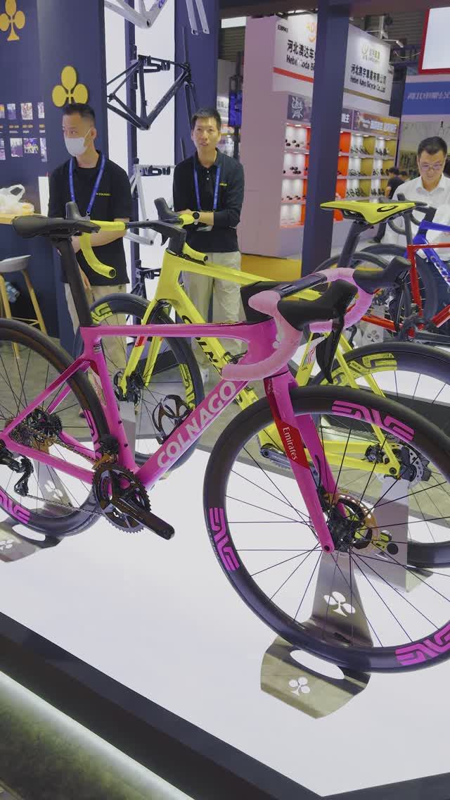 Карбоновые шоссейники Colnago Y1Rs и Colnago V4Rs, велосипед Тадея Погачара на China Cycle 2025
