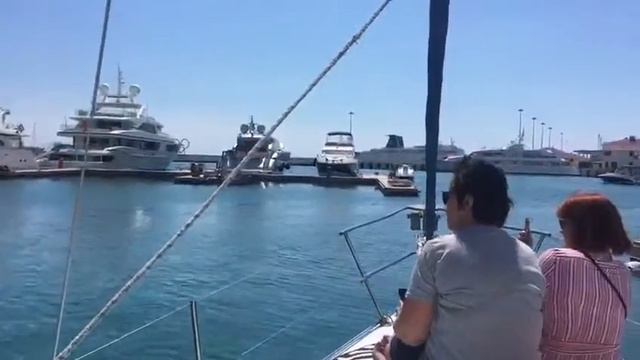 Выходим на морскую прогулку на парусной яхте