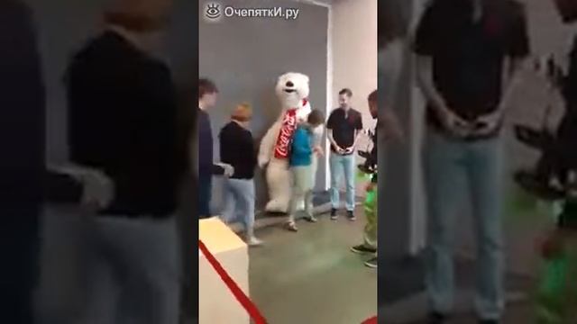 Позитивный человек в костюме белого мишки