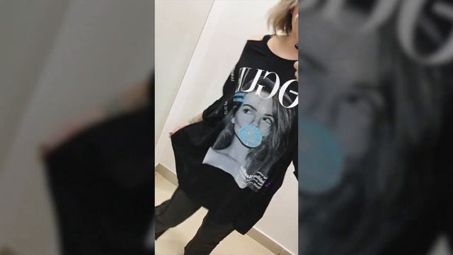 Широкая футболка Vogue