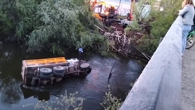 На улице Магистральной грузовик рухнул с моста в реку Иж.