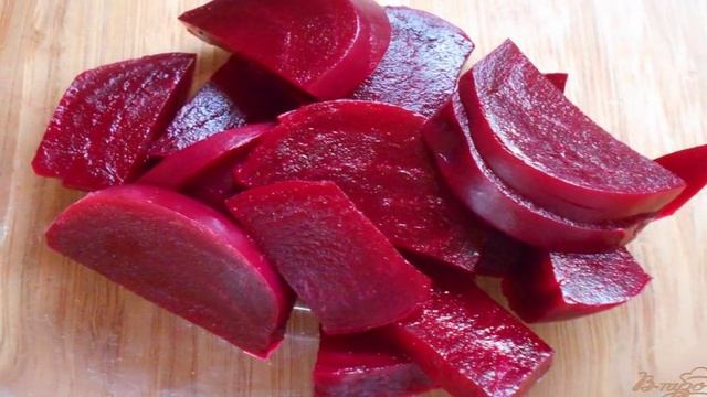 Салат со свеклой и свекольной ботвой